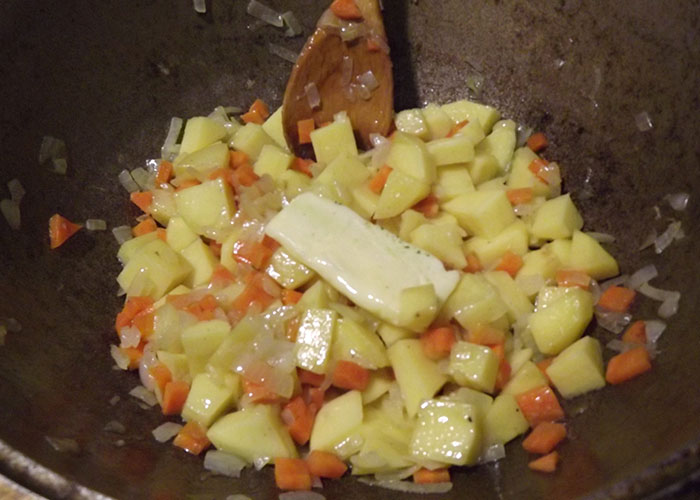 Морковь, лук, картофель, мука и сливочное масло