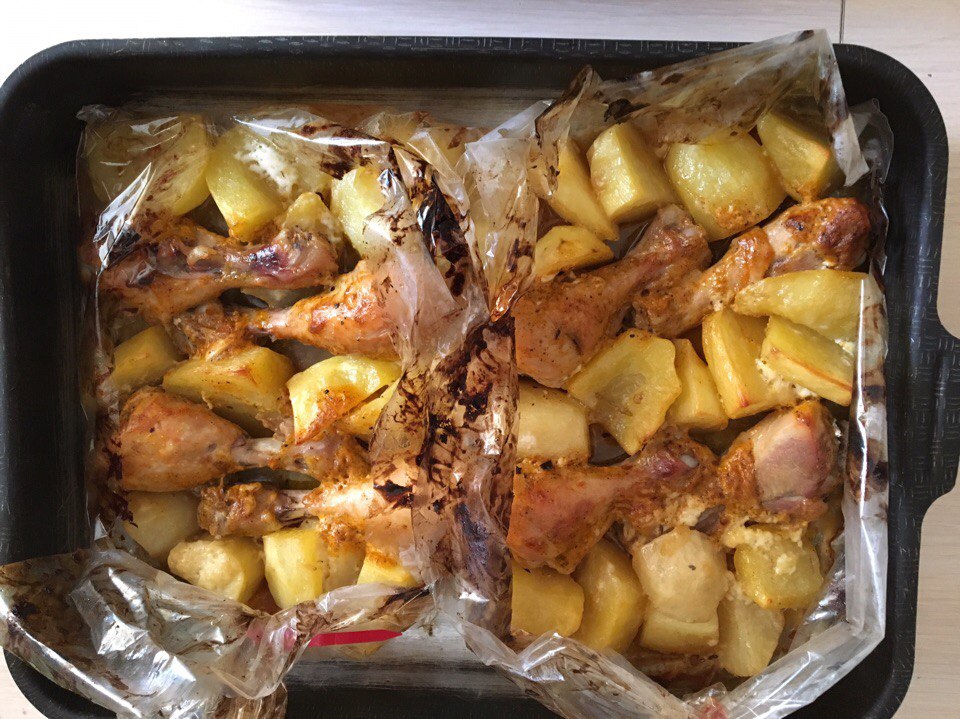 Картошка с мясом в пакете для запекания. Курица с картошкой в рукаве. Курица с картошкой в рукв. Курица с картофелем в рукаве. Курица с картошкой в духовке в рукаве.