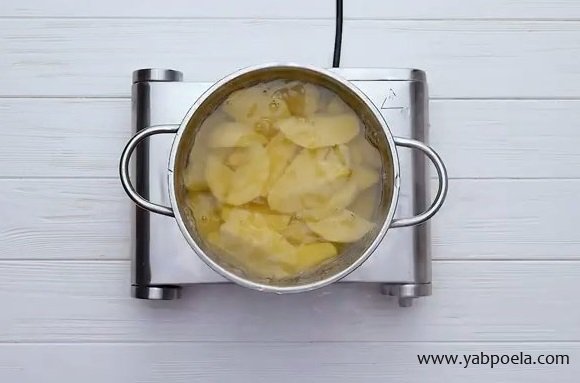 Картофель поставьте вариться в подсоленной воде. Отварите его до готовности.