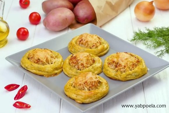 Картофельные гнезда с мясом и сыром подавайте горячими. Приятного аппетита!