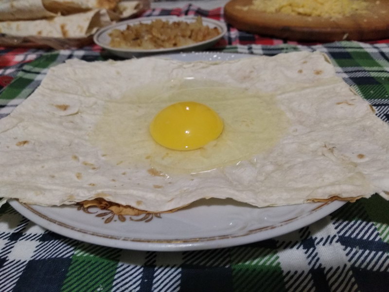 Разбиваем яйцо в лаваш